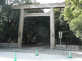 090214熱田神宮鳥居111.jpg